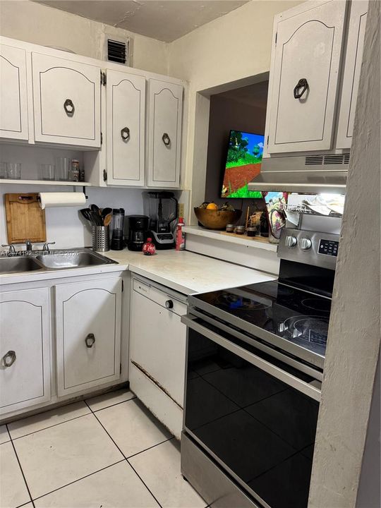 For Sale: $198,500 (1 beds, 1 baths, 765 Square Feet)