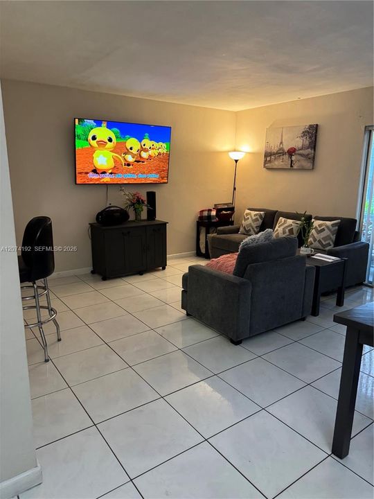 For Sale: $198,500 (1 beds, 1 baths, 765 Square Feet)