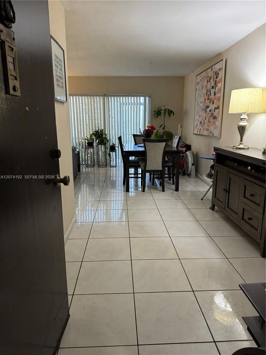 For Sale: $198,500 (1 beds, 1 baths, 765 Square Feet)