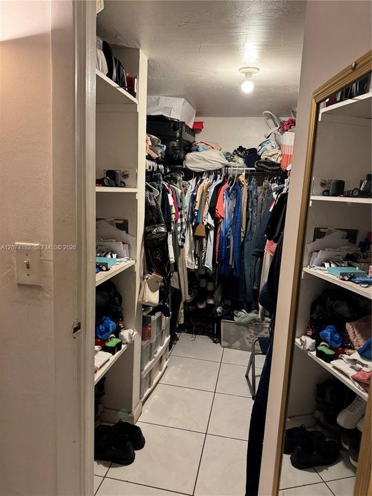 For Sale: $198,500 (1 beds, 1 baths, 765 Square Feet)
