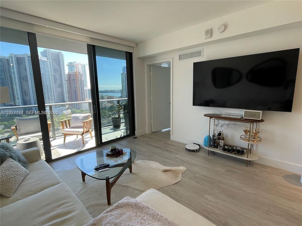 For Rent: $4,500 (2 beds, 1 baths, 725 Square Feet)