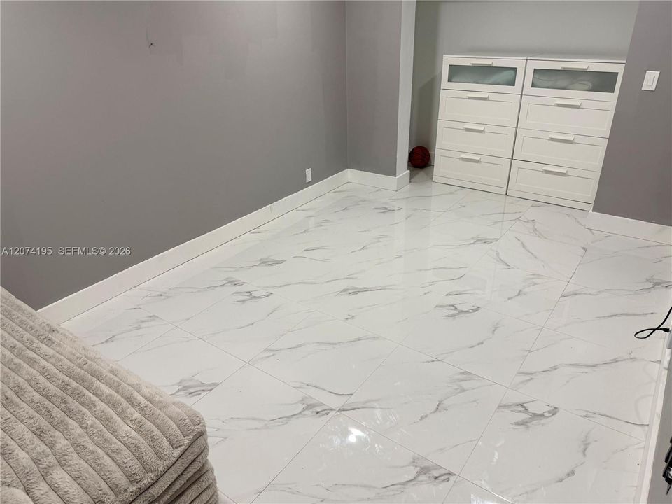 Large 2nd bedroom-Alt
