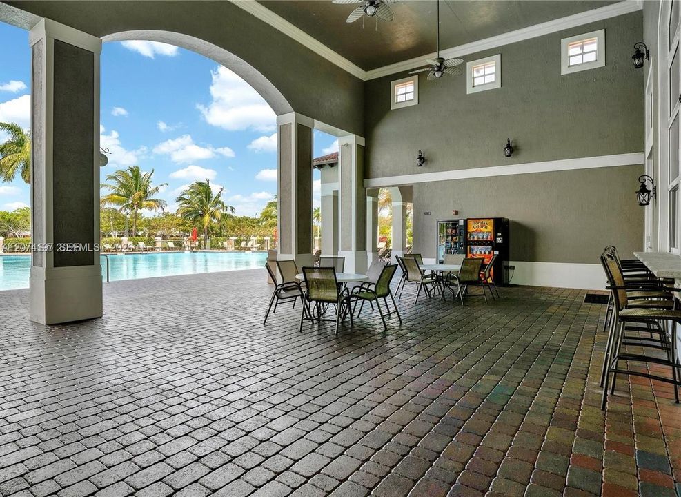 For Sale: $310,000 (3 beds, 2 baths, 1018 Square Feet)