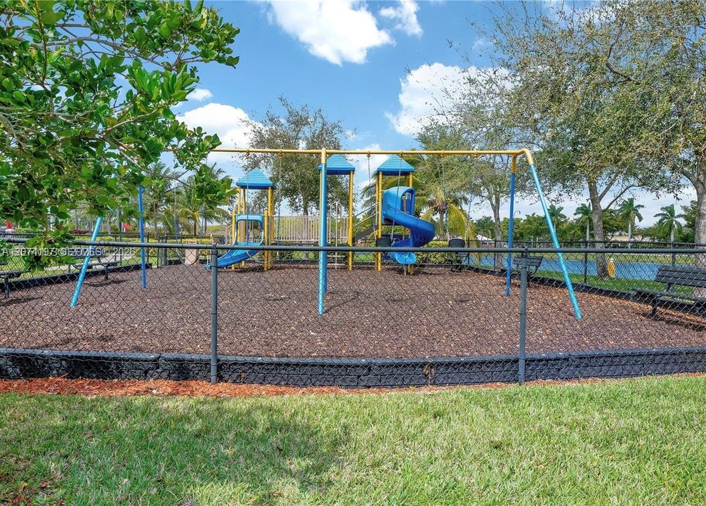 For Sale: $310,000 (3 beds, 2 baths, 1018 Square Feet)