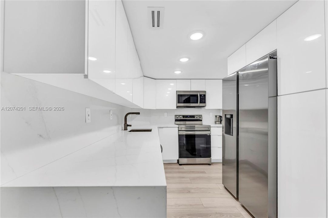 For Rent: $2,800 (1 beds, 1 baths, 762 Square Feet)