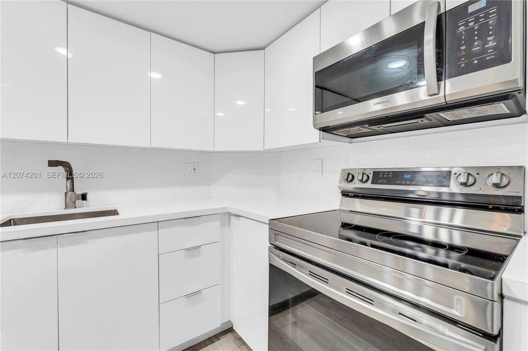 For Rent: $2,800 (1 beds, 1 baths, 762 Square Feet)