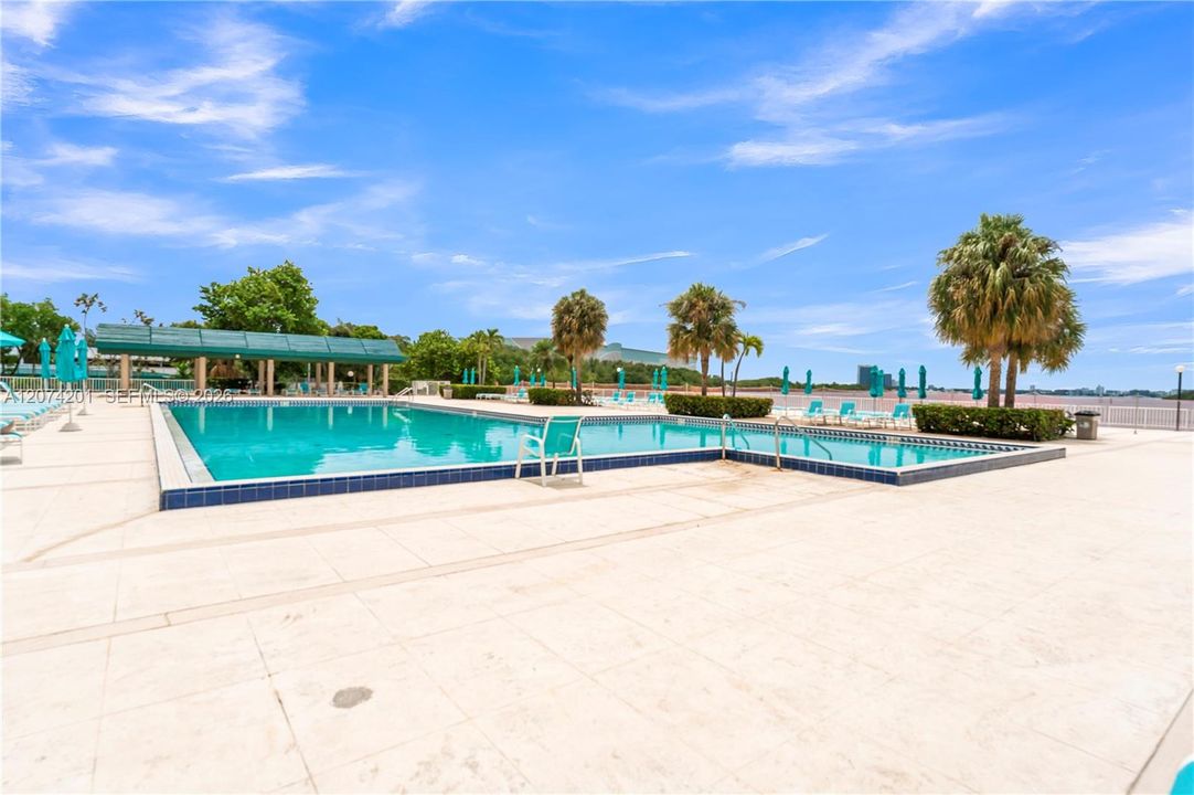 For Rent: $2,800 (1 beds, 1 baths, 762 Square Feet)