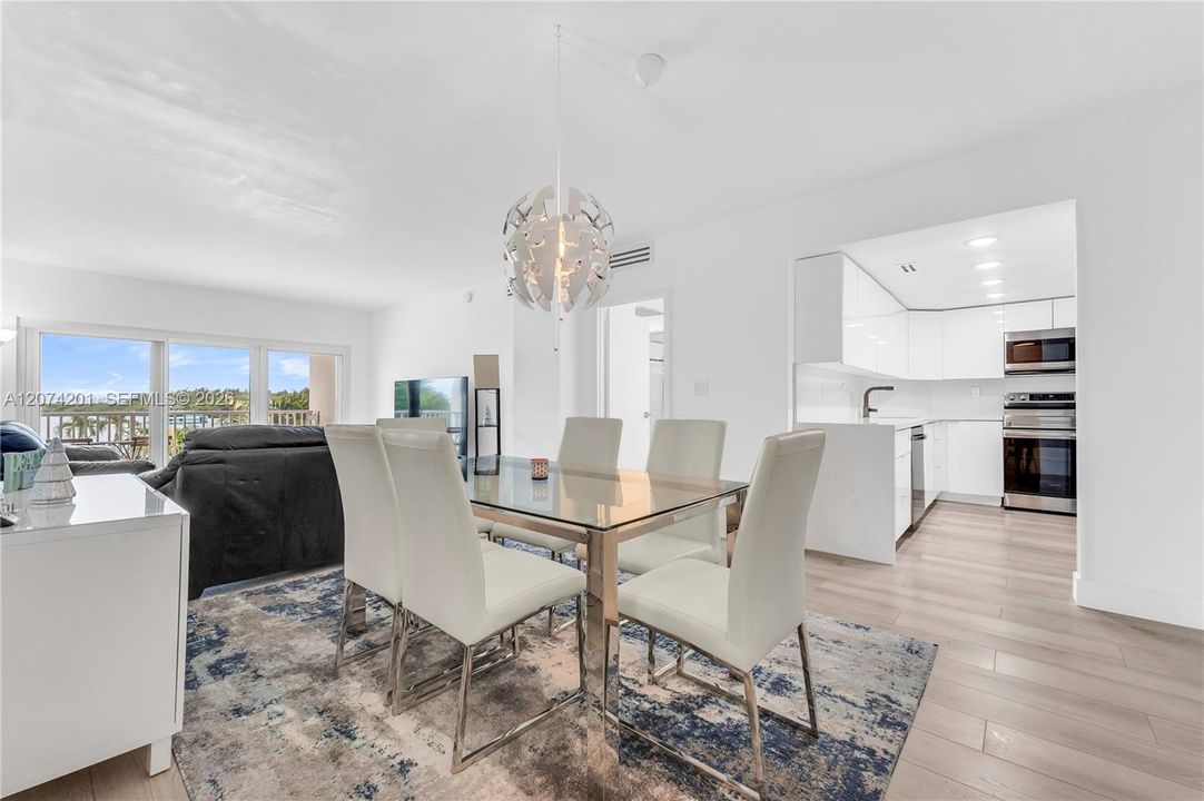 For Rent: $2,800 (1 beds, 1 baths, 762 Square Feet)