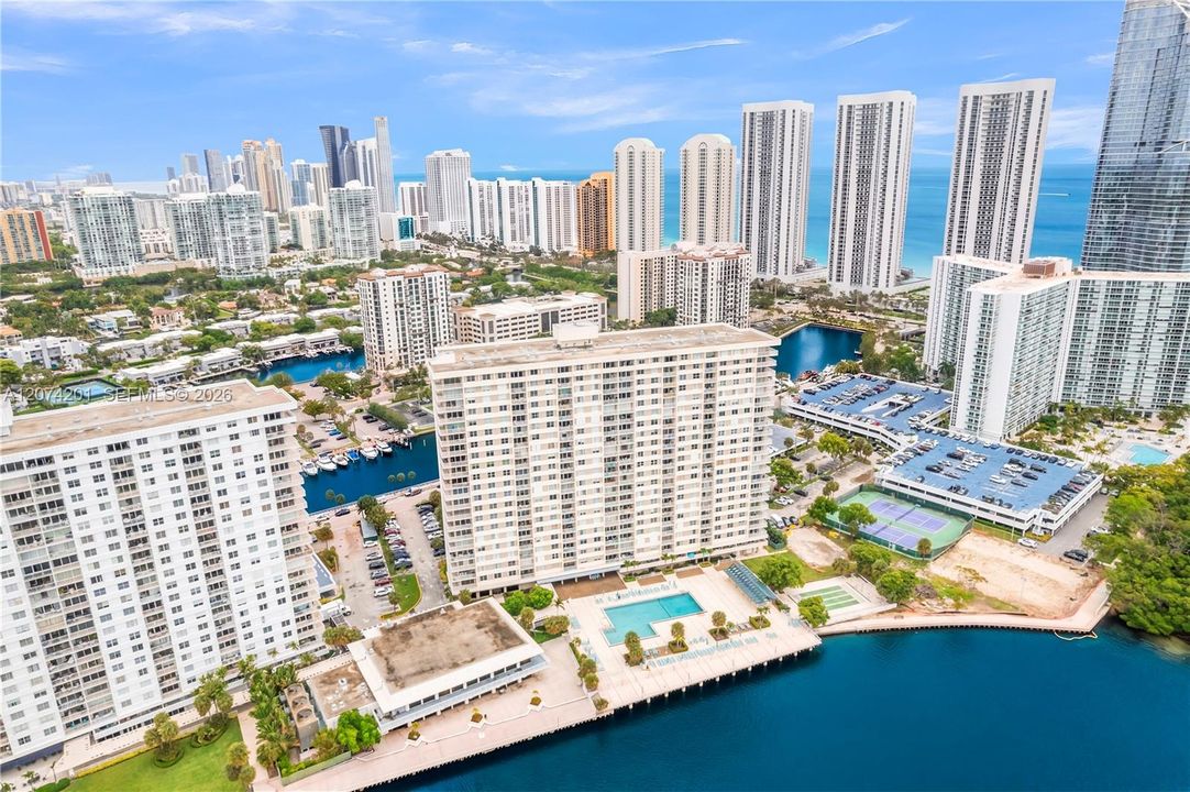 For Rent: $2,800 (1 beds, 1 baths, 762 Square Feet)