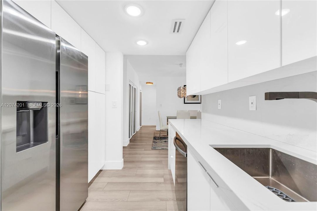 For Rent: $2,800 (1 beds, 1 baths, 762 Square Feet)