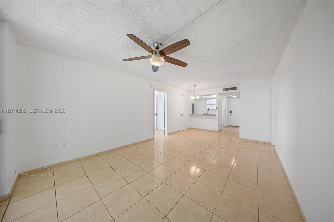 For Rent: $2,250 (2 beds, 1 baths, 922 Square Feet)