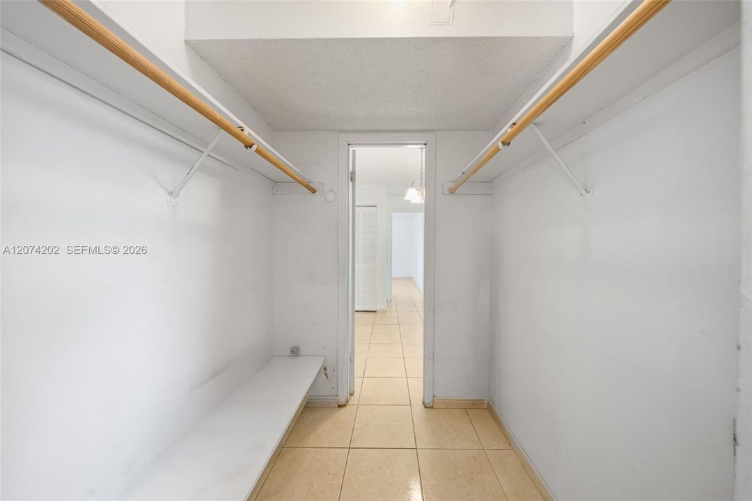 For Rent: $2,250 (2 beds, 1 baths, 922 Square Feet)