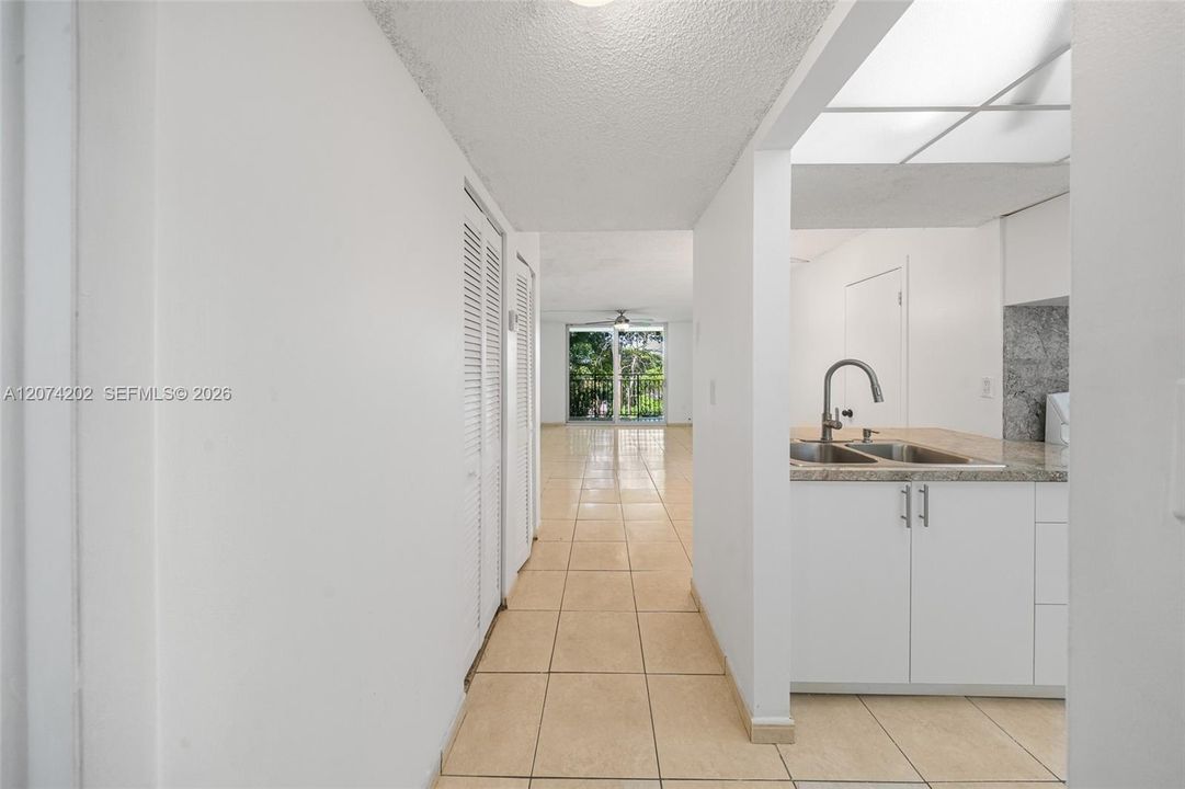 For Rent: $2,250 (2 beds, 1 baths, 922 Square Feet)