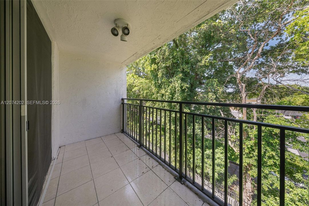 For Rent: $2,250 (2 beds, 1 baths, 922 Square Feet)