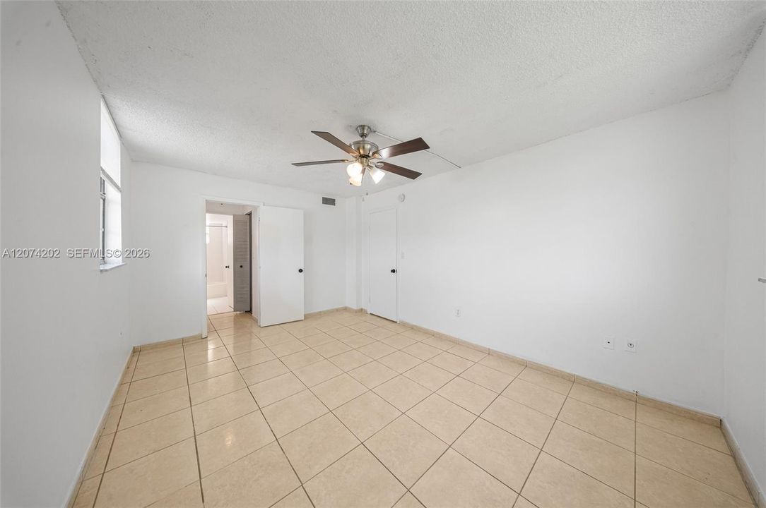 For Rent: $2,250 (2 beds, 1 baths, 922 Square Feet)