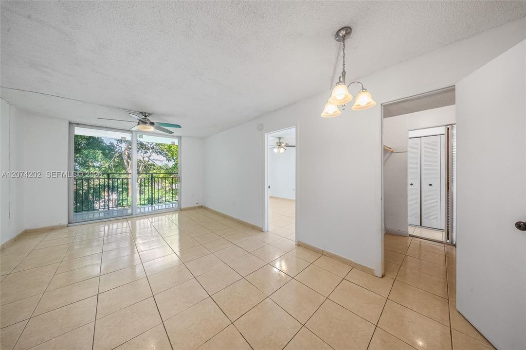 For Rent: $2,250 (2 beds, 1 baths, 922 Square Feet)