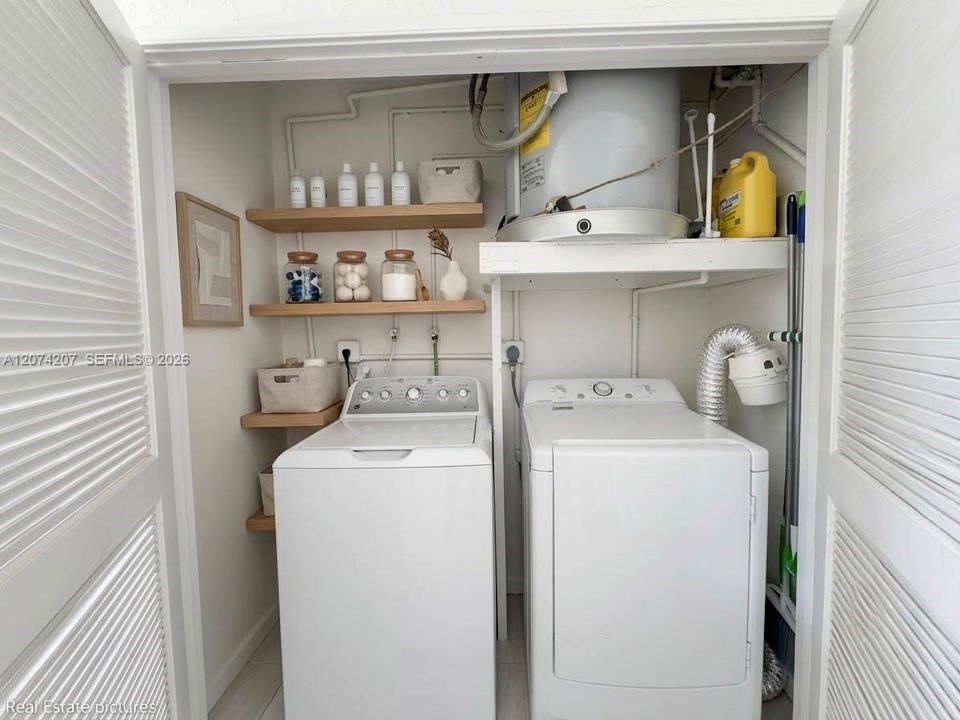For Sale: $275,000 (2 beds, 2 baths, 1080 Square Feet)