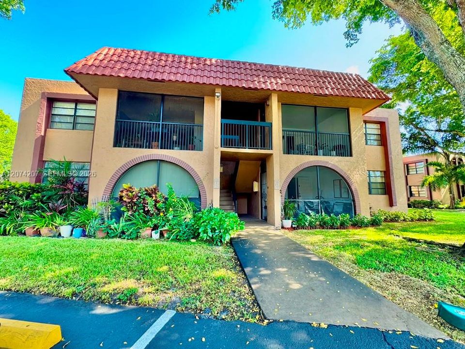 For Sale: $275,000 (2 beds, 2 baths, 1080 Square Feet)