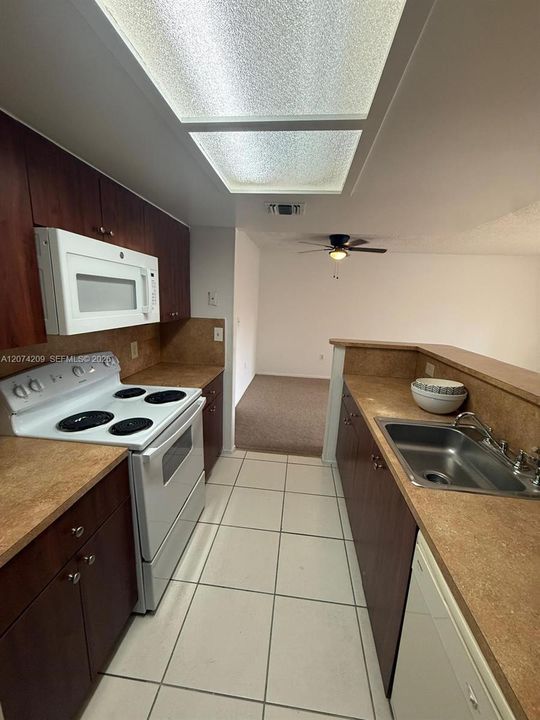 For Rent: $1,700 (1 beds, 1 baths, 720 Square Feet)