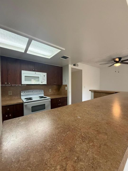 For Rent: $1,700 (1 beds, 1 baths, 720 Square Feet)