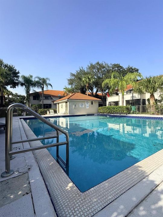 For Rent: $1,700 (1 beds, 1 baths, 720 Square Feet)