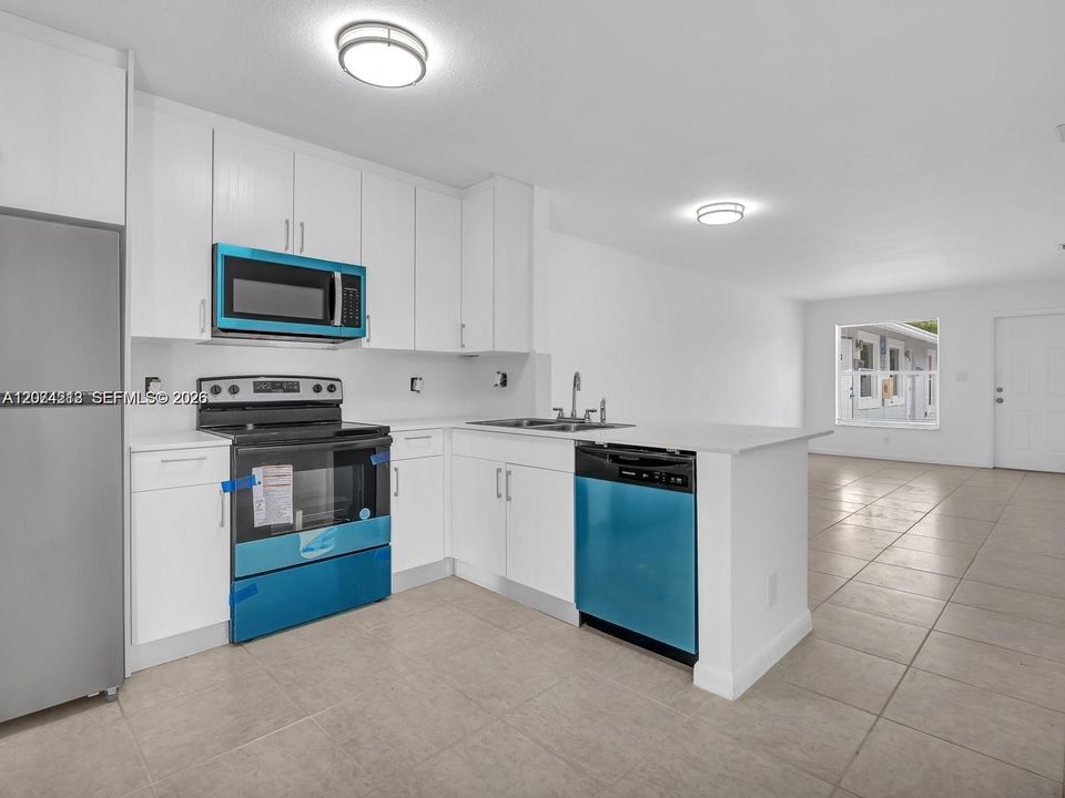 For Rent: $2,000 (2 beds, 1 baths, 900 Square Feet)