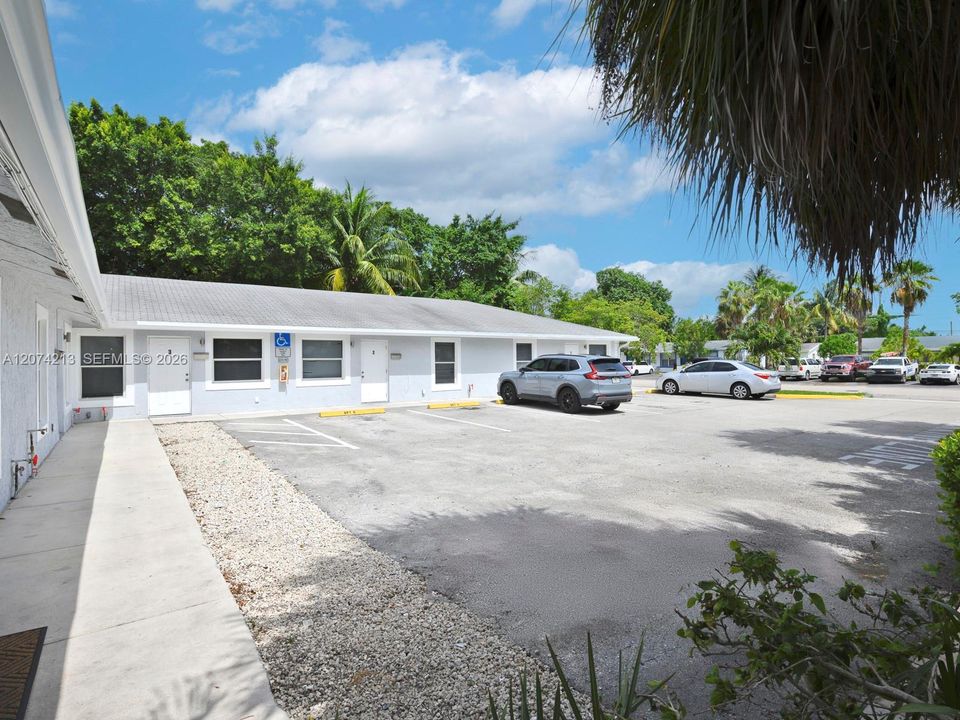 For Rent: $2,000 (2 beds, 1 baths, 900 Square Feet)