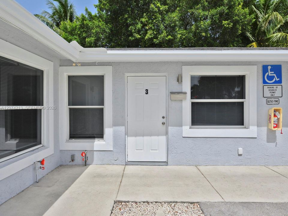 For Rent: $2,000 (2 beds, 1 baths, 900 Square Feet)