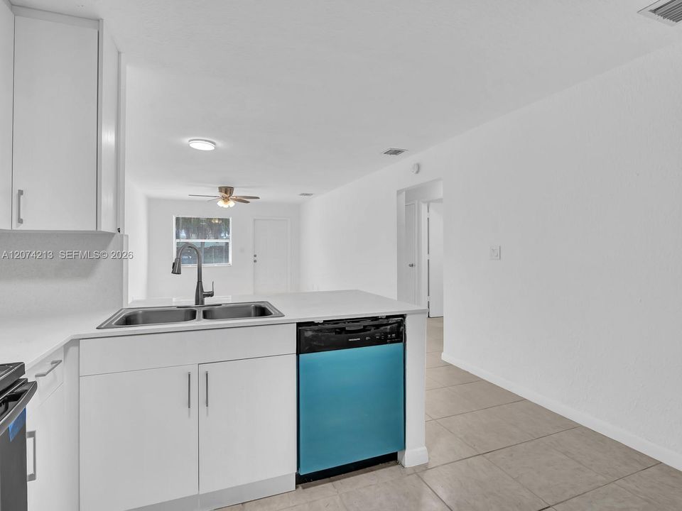 For Rent: $2,000 (2 beds, 1 baths, 900 Square Feet)