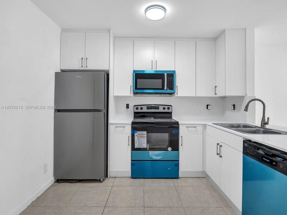 For Rent: $2,000 (2 beds, 1 baths, 900 Square Feet)
