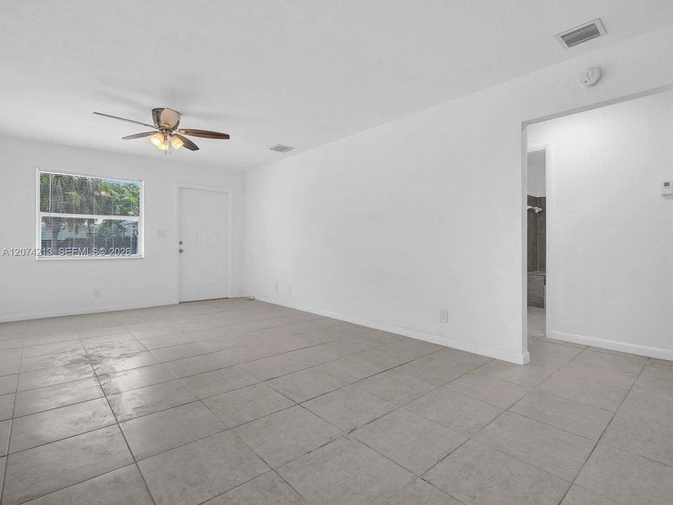 For Rent: $2,000 (2 beds, 1 baths, 900 Square Feet)