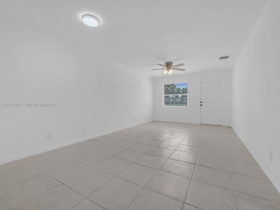 For Rent: $2,000 (2 beds, 1 baths, 900 Square Feet)
