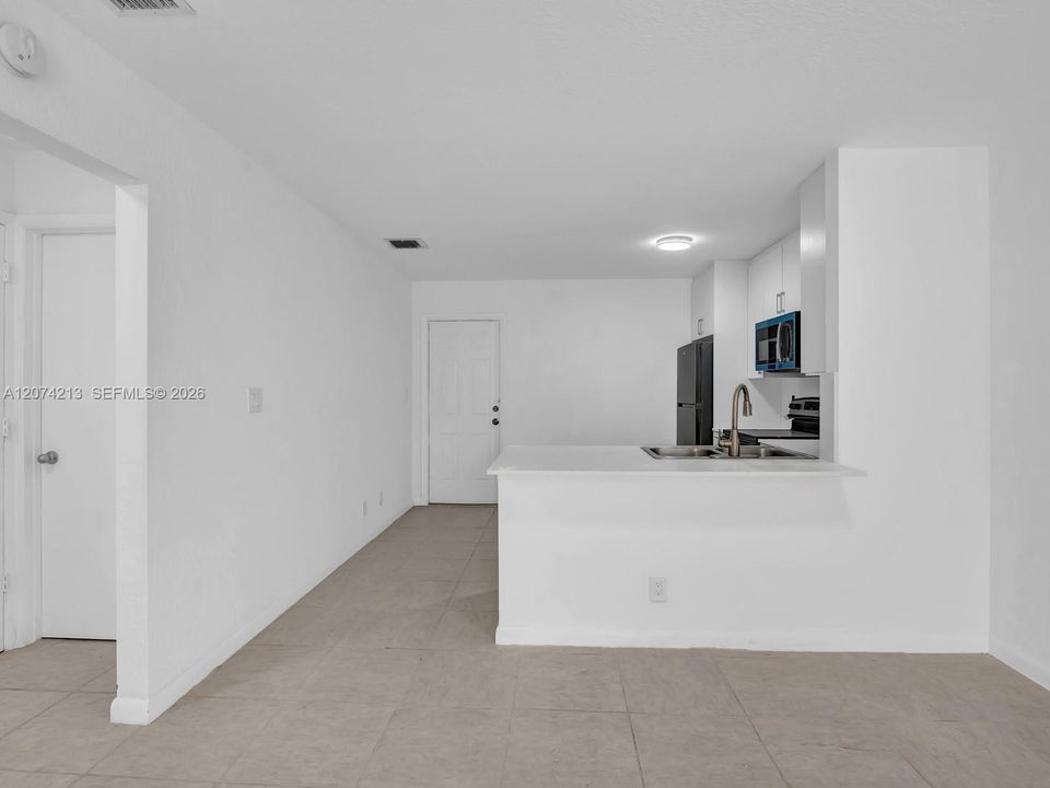 For Rent: $2,000 (2 beds, 1 baths, 900 Square Feet)