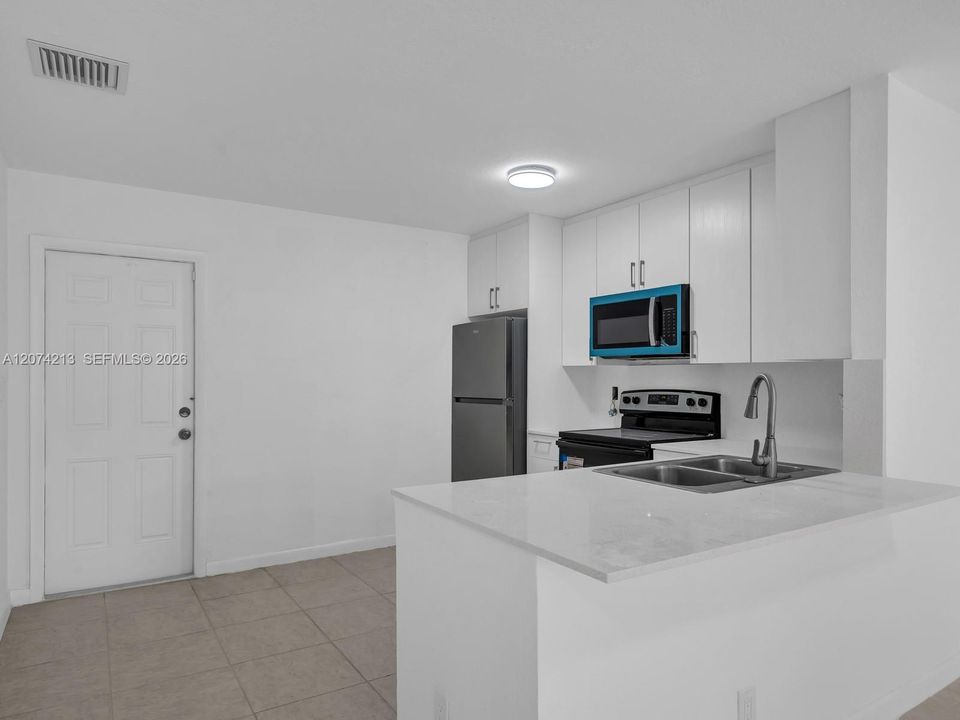 For Rent: $2,000 (2 beds, 1 baths, 900 Square Feet)