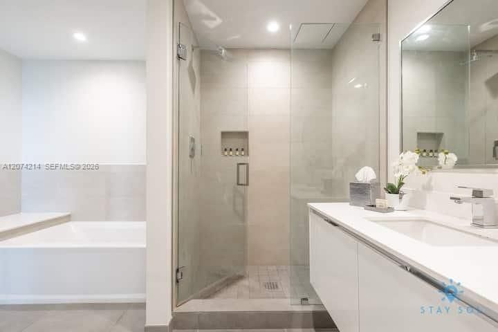 For Sale: $375,000 (1 beds, 1 baths, 708 Square Feet)