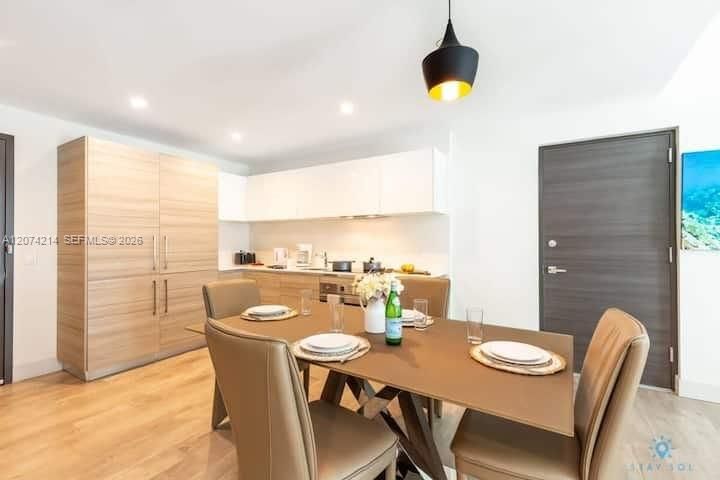 For Sale: $375,000 (1 beds, 1 baths, 708 Square Feet)