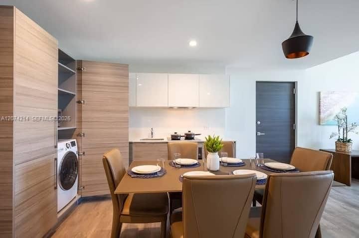 For Sale: $375,000 (1 beds, 1 baths, 708 Square Feet)