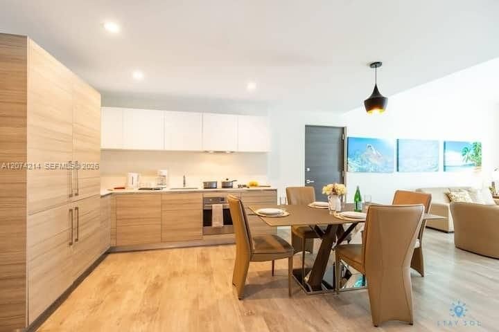For Sale: $375,000 (1 beds, 1 baths, 708 Square Feet)