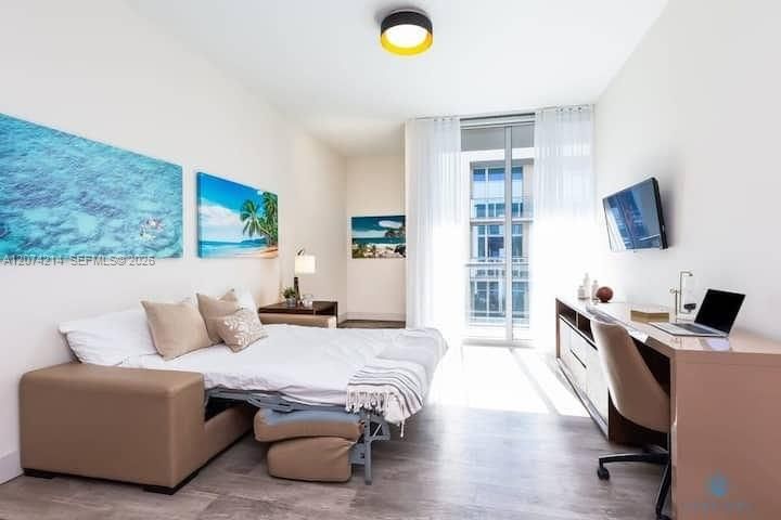 For Sale: $375,000 (1 beds, 1 baths, 708 Square Feet)