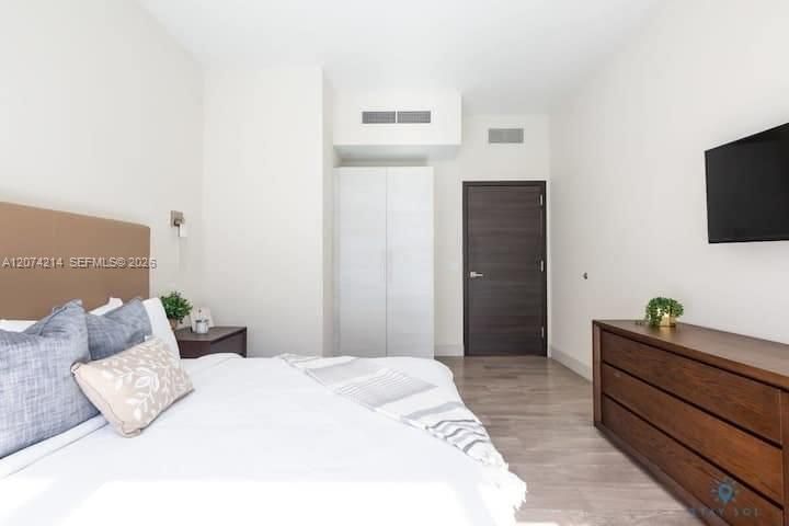 For Sale: $375,000 (1 beds, 1 baths, 708 Square Feet)