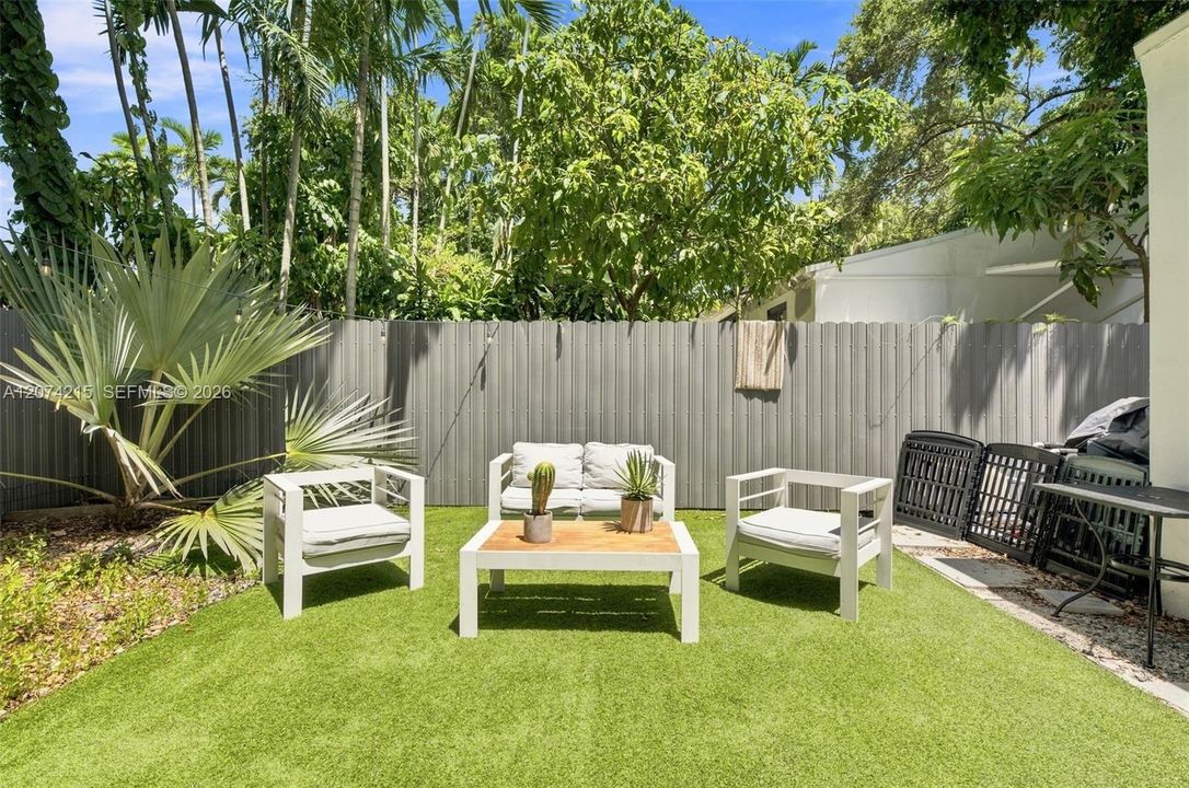For Sale: $830,000 (2 beds, 1 baths, 1051 Square Feet)