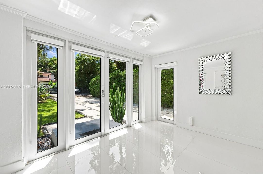 For Sale: $830,000 (2 beds, 1 baths, 1051 Square Feet)
