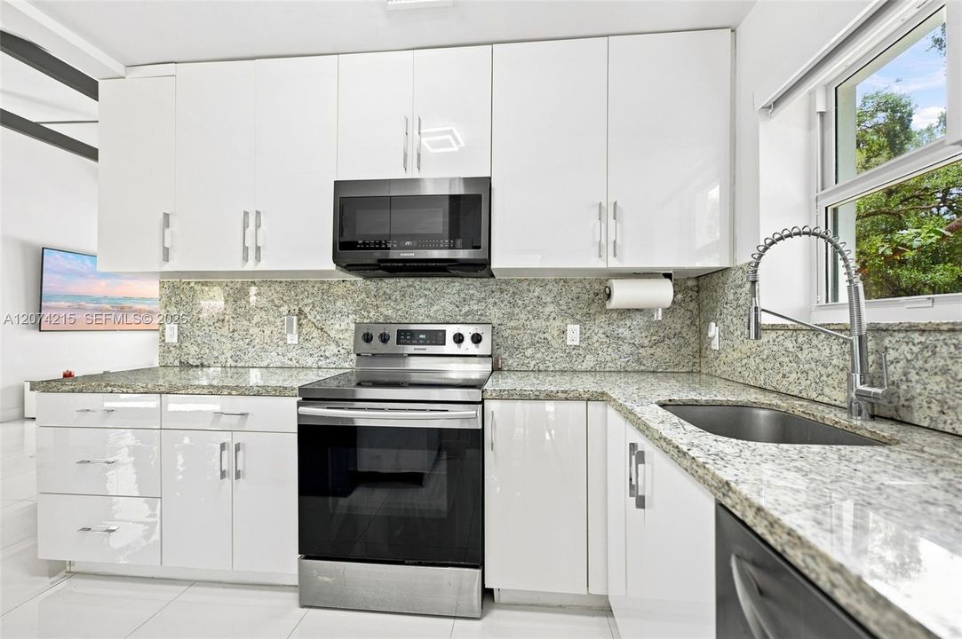 For Sale: $830,000 (2 beds, 1 baths, 1051 Square Feet)