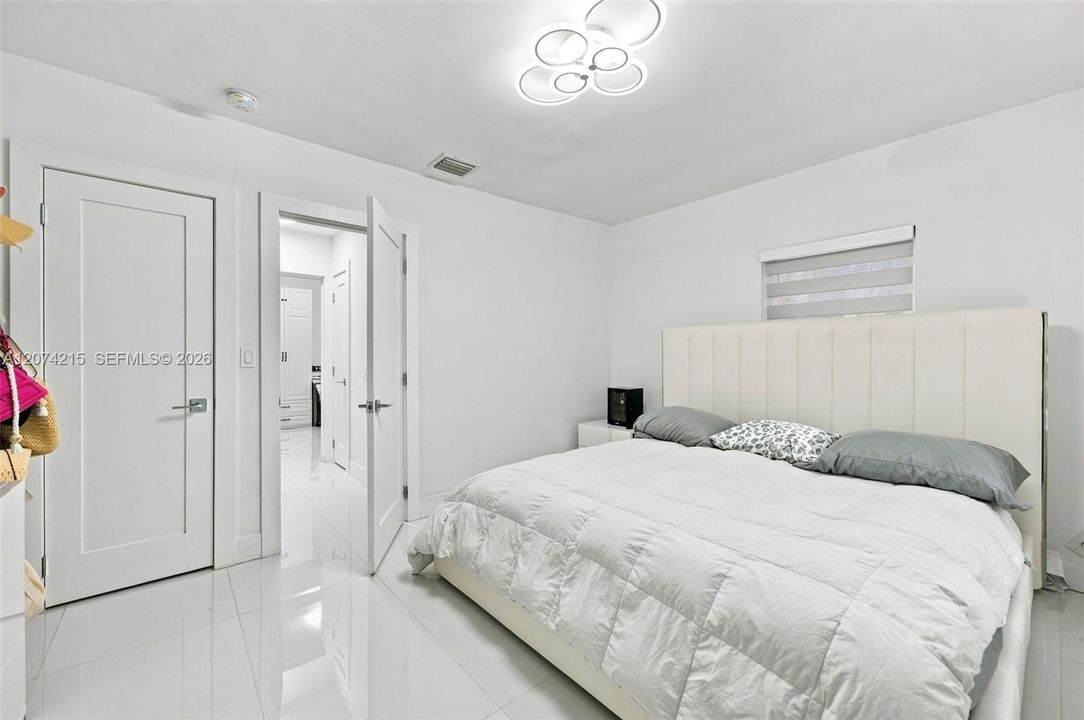 For Sale: $830,000 (2 beds, 1 baths, 1051 Square Feet)