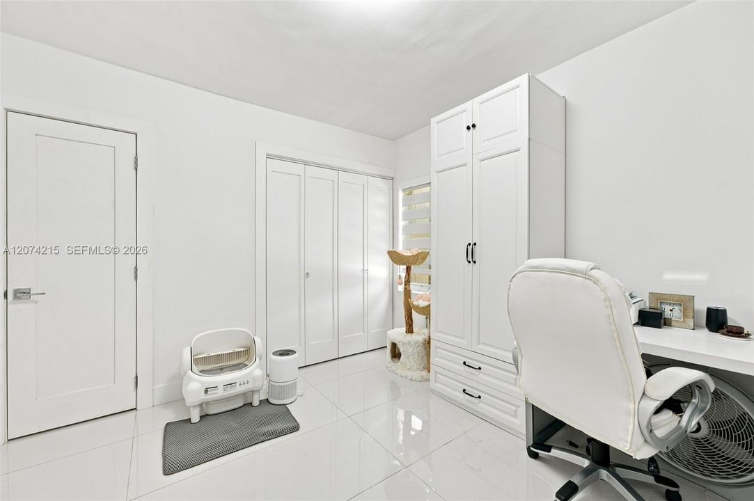 For Sale: $830,000 (2 beds, 1 baths, 1051 Square Feet)