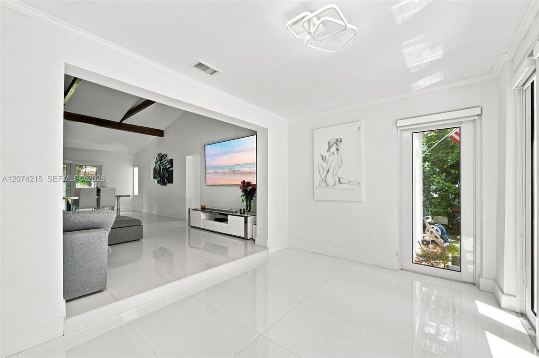 For Sale: $830,000 (2 beds, 1 baths, 1051 Square Feet)