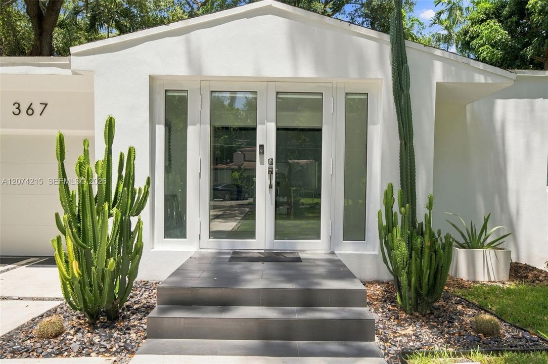 For Sale: $830,000 (2 beds, 1 baths, 1051 Square Feet)