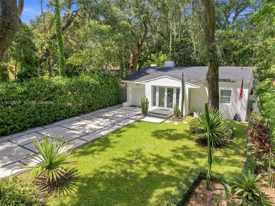 For Sale: $830,000 (2 beds, 1 baths, 1051 Square Feet)