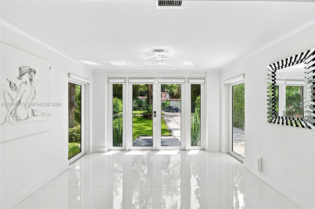 For Sale: $830,000 (2 beds, 1 baths, 1051 Square Feet)