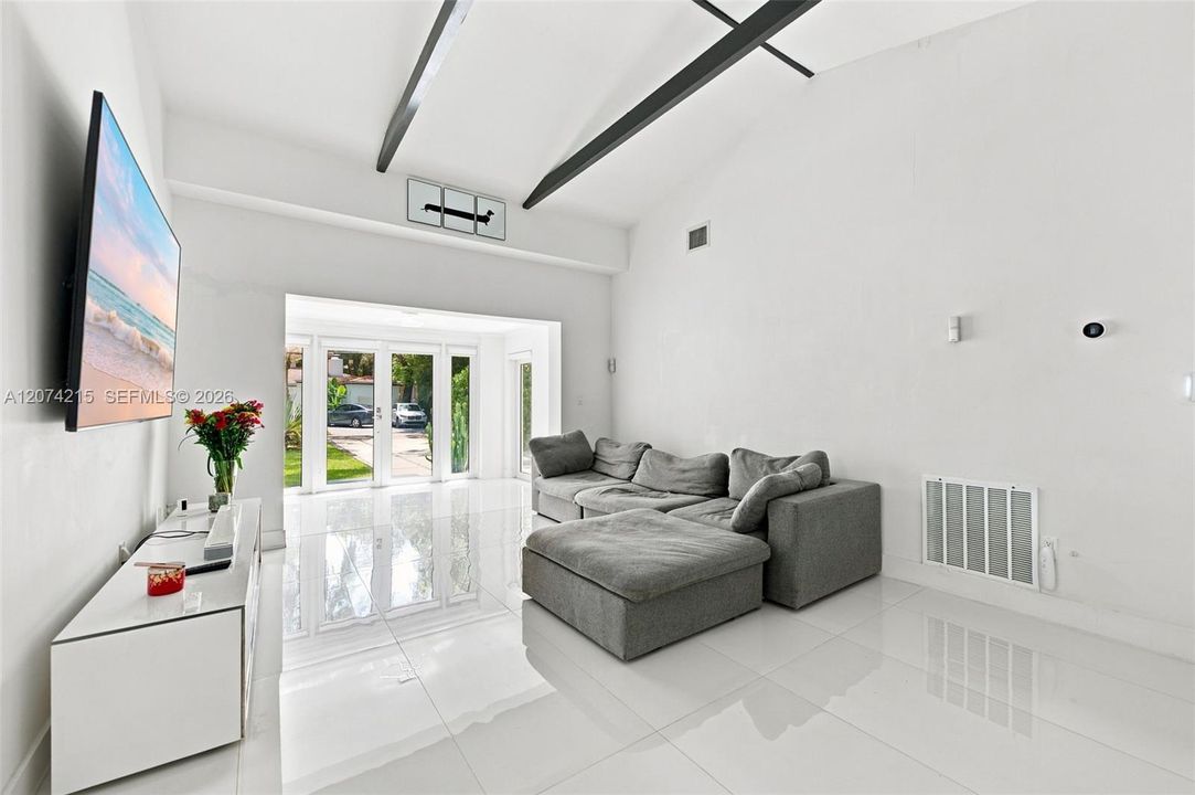For Sale: $830,000 (2 beds, 1 baths, 1051 Square Feet)